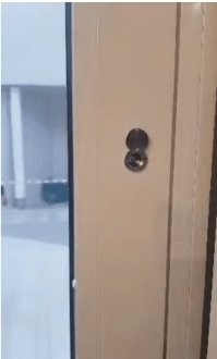 Ну да. Смешно. 
После рабочего дня закрываются глухие жалюзи. Сотрудники по разным причинам остаются внутри (делают отчёт,  принимают товар, ждут поставщиков и пр.) Через глухие жалюзи мягко говоря трудно что-то увидеть, если кто-то пришёл.