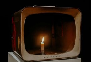 "А телевизор мы и при свечах посмотрим, это даже романтичнее))" 

Ага! Красиво! 

"В полумраке, немного разбавленном трепещущим светом пламени свечи, с мрачной суровостью проглядывал прямоугольник потухшего экрана телевизора. 
Он притягивал к себе взгляд, подобно черной дыре, притягивающей к себе фотоны света, что неосторожно приблизились к ней. 
Казалось, что в его глубинах пряталась неразгаданная тайна.  
Но тьма надёжно укутала её, и не позволяла даже прикоснуться.  (С)