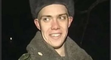 Солдата надо было звать на помощь! 
Он бы быстро его оттуда снял. 
Опыт имеется.