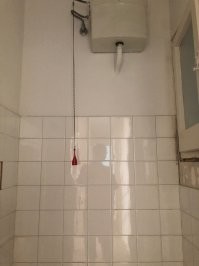 Насчет "мрачного советского наследия" не надо преувеличивать. Этим летом в Барселоне смотрели квартиры - нашли знакомую инсталляцию (на фото). Дом 70-х годов постройки и бабушка ничего видимо не меняла - зачем менять, если все функционирует нормально? А громкий звук можно отключить в слуховом аппарате). Дети разъехались в квартире одна. Приличный район, большая (по испанским меркам) квартира.