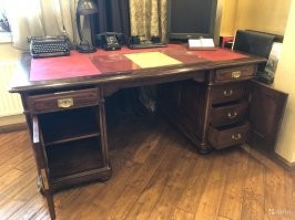 У одной знакомой видел стол, который собрали в начале 50-х, в плохом состоянии. Постеснялся просить его, хотя он ей и не нужен был. Ох и отреставрировать бы его, перекрасить под цвет интерьера... Красивый в общем, что-то наподобие такого.