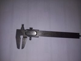 Этот штангель принадлежал моему прадеду - инженеру технологу - 1890. Потом деду - инженеру технормировщику - 1944. Потом отцу - инженеру конструктору - 1995. Я инженер тепломеханик, пользуюсь им сегодня.
Нижняя шкала -метрическая, верхняя -дюймы.
Мои дети гуманитарии, им не понадобился. Жду, когда внуки подрастут, чтобы передать в наследство...