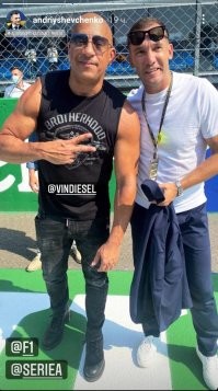 Фото из инстаграма Андрея Шевченко, буквально на днях выложенное в истории. Как-то Дизель не похож на "типичного папу из мемов". Видима фото с яхты уж очень давние или то вообще не Дизель, а лысый пузатый мужик)))