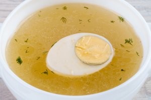 Не пельменный суп, а пельмени в бульоне или бульон с пельменями. Оба названия встречались. 
Это вы ещё не видели блюдо бульон с яйцом!