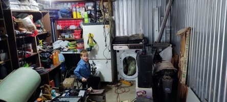 Из-за большой семьи состоящей в основном из женщин, мы с сынулей прячемся в гараже. А уж там: слесарим, столярим, паяем, варим, режем и иногда взрываем. На фото очередное преобразование пространства, вместо верстака холодильник и гриль поставил. Дурная идея оказалась, теперь мой коньячек и сынулин яблочный сок слишком близко, поработать не успеваем.