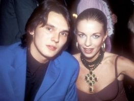 Дык это он вроде как с Ветлицкой.