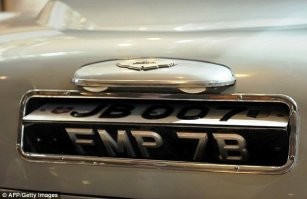 Фигня. Джеймс Бонд, который агент 007, умел менять лайсенс плейты на своем каре на ходу, не выходя из кара. Я сам видел, в блокбастере.