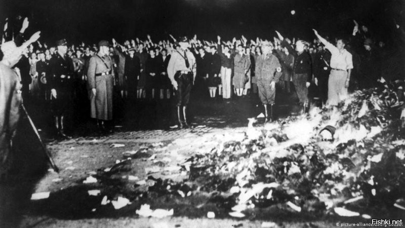 После прихода к власти в Германии, нацисты началали сжигать на площадях неугодные им книги и сажать своих противников (левых и коммунистов) в концлагеря. В Бандеровщине до этого пока еще не дошли, но уже скоро.
