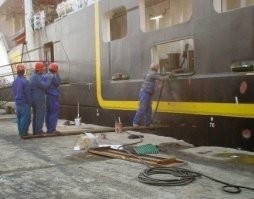 Здесь что не так ? нормальное явление в порту , а как еще ему быстро заварить ? вы еще фотку поставьте как на лебедке прокрашивают имена .