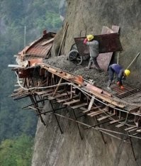 В Китае каждый месяц новые рабочие, только каски старые.