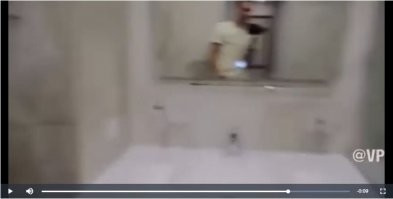 Ох уж эти зеркала! Оказывается автор лукавит. Это не просто дверь в уборную, а телепорт в другое помещение!!!