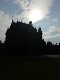 Замок-дворец на берегу моря. Самарская область. Куйбышевское водохранилище