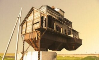 На столбах и, видимо, бункере.