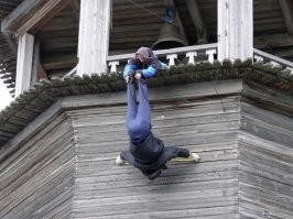 А это ваще как? Молитвами держится?