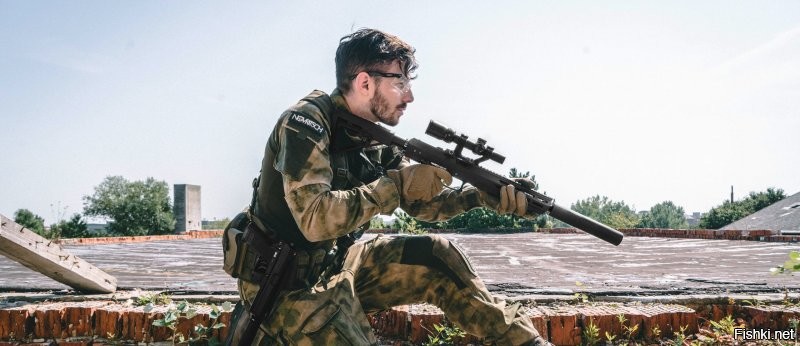 Товарища с видео зовут Novritsch - австрийский военный снайпер, увлекающийся страйкболом. У него масса интререснейших видео. Если кого интресует тема - советую глянуть