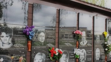 Давно уже пора законодательно кремацию сделать. Никаких могил. Красивые аккуратные аллеи-колумбарии лучше тоскливых и печальных разномастных кладбищ.
Но похоронная мафия лоббирует жёстко свои интересы.