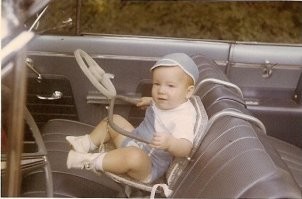 чтоб с детства привыкал стукаться о руль)