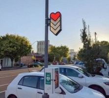 Дефибриляторы уже пару лет просто везде понатыкали: шоппинг-центры, офисы и даже в парках есть.