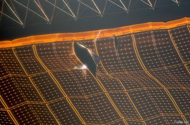 Так выглядит повреждение солнечной панели МКС, появившиеся из-за столкновения с космическим мусором или микрометеоритом.