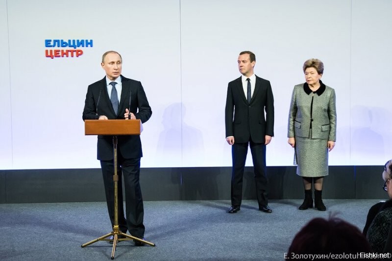 Из тех же соображений должен стоять и алкаш-центр. И граждане сразу видят, где сходка мразей.

===

Лихо ты владимир владимирыча окатил - "Сходкой мразей" их регулярный шабаш в алкаш-центре назвал!  

Не каждый сегодня на такое осмелится!