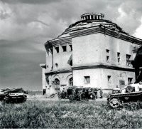 а где ротонда из Воронежа?


Бои на территории больницы продолжались 203 суток! Когда в ночь на 15 июля 1942 года сюда ворвались советские солдаты, оказалось, что в подвалах огромного здания спасаются от бомбежки мирные жители – более 400 человек! Но до полного освобождения города было еще очень и очень далеко. Когда фашистов изгнали с воронежской земли, город представлял собой сплошную руину.
Из 20 тысяч жилых домов было полностью разрушено 18227, немцы взорвали, сожгли в городе почти все: музеи, городскую публичную библиотеку, Дворец пионеров, здание ВГУ…
Когда разбомбили основной корпус больницы (он был в длину параллельно ул. Бурденко), одна из бомб попала прямо в купол и разорвалась между 3-м и 2-м этажами. От великолепной областной больницы остался только искореженный купол ротонды, с дырой в 2х2 метра, который чудом держался на колоннах. 

Разгром под Воронежем зимой 1943 года 200-тысячной 2-й венгерской армии стал самым крупным военным поражением за тысячелетнюю историю этого государства.
Тем самым и помогли Сталинграду, но этого никто не знает, так как в конце войны мы с венграми дружить стали.