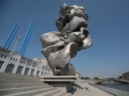 Да уж лучше бы неваляшку слепили...