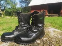 Да ладно. "Служили". В шкафу они служили. За 40 лет использования подошвы бы всё равно стёрлись, даже если хозяева за верхом следили как параноики.