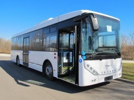 Венгерский автобус пользовался популярностью не только в странах СЭВ. Его закупали самые разные страны, от Танзании до США, самых разных моделей и комплектаций. Но главным заказчиком городских моделей оставался, конечно, СССР, закупавший по пять шесть тысяч машин ежегодно.
С его распадом началось угасание знаменитой марки, и основные заводы постепенно закрылись. Остался лишь «осколок», производивший штучные люксовые автобусы,   он вошел в концерн Irisbus. Последней моделью с именем Ikarus стал городской низкопольник V127 с дизелем Cummins и мостами ZF, выпуск которого прекратился в 2014 году.
Новая попытка энтузиастов создать пригородный автобус под знаменитым именем. В основе машины Ikarus 125   проверенное массовое автобусное шасси Volvo B8RLE. Оно комплектуется шестицилиндровым 7,7-литровым турбодизелем мощностью 320 л.с. Возможен и вариант, работающий на биотопливе. Коробки передач   три «автомата» на выбор: родной Volvo I-Shift, ZF EcoLife или Voith D864.
Двенадцатиметровый кузов вмещает 80 человек, 42 из которых могут сидеть на турецких креслах. Кондиционер Yilkar, кстати, тоже турецкий. Так что расчет сделан на небогатых клиентов   видимо, из восточной Европы, что логично. Цены пока не объявлены, но уже сейчас понятно, что легкой победы на тесном рынке новичку не одержать.

Если что припомнить позорный снос памятника советским воинам, павшим при освобождении Венгрии от фашизма, на площади Сабадшаг в Будапеште, и ввести пару пошлин чтобы отсечь от авторынка России.