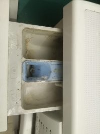 Блин. Чем он её моет, что за 15 лет она такая чистая? Моей вон 13 лет, но так не блестит, словно новая.