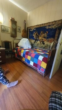 Давно хотел такой интерьер у себя.От деда ковёр остался.От бабушки кровать....Вот сделал уголок на втором этаже дачи.