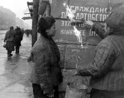 Ленинград, 210 школа. Самое начало Невского, кто не в курсе. Эта надпись не "сохранена" а "воспроизведена". Цвет не соответствует. И высота.
Шли по улице две истощенных женщины. Несли вдвоем ведро краски. В свободной руке у одной был трафарет а у другой кисть. Вот они останавливались, одна прижимала к стене трафарет на высоте груди (поднять выше сил не было) а вторая через трафарет наносила буквы.
Примерно вот так оно выглядело тогда.
В 1944-ом все эти подлинные надписи радостно закрасили. А воспроизводили уже гораздо позже.