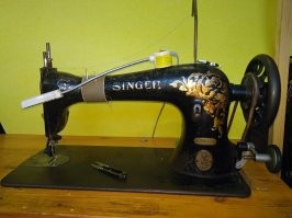 Моя старушка 1900 года рождения. Прекрасно служит, на ней было сшито много интересных сумок и прочей кожгалантереи.