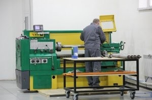 Токарный станок лохматого года выпуска. А где ЧПУ?