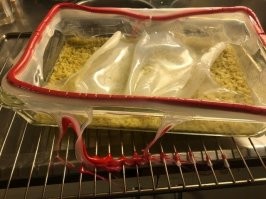 Я все понимаю, нельзя знать всё. И я всё понимаю, в цивилизованных странах привыкли, что раз нигде в инструкции не написано, что нельзя кошек в микроволновку, и.т.д. Но, блин, пластиковую крышку в горячую духовку... готовкой обычно занимаются взрослые люди, которые учились в школе, да хрен с ней, со школой, с элементарным жизненным опытом. Неужели ничего не ёкает? Им надо в школе "451 градус по Фаренгейту" в качестве обязательного чтения преподавать явно. Там, правда, о целлюлозе, но, может, натолкнёт.