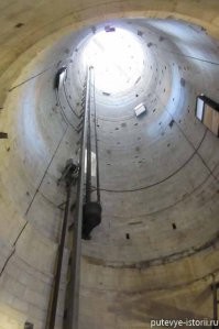 С водонапорной башней и так все ясно - внутри вода. А вот Пизанская.