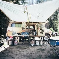 Это пропаганда. 99процентов населения США себе не могла такого позволить. А в СССР к 70-му году, если бы хрущ - дебил продолжил сталинскую экономическую линию, жили бы лучше чем в США. Основное - при Сталине не было уровниловки (за хорошую выработку очень достойно премировали, что повышало КПД), плюс были разрешены и давали кредиты под 1% на развитие частного предпринимательства (артели), поэтому и дифицита не было, например 100% детских игрушек производилось артелями.  Больше половины сельскохозяйственных продуктов выращивалось частниками, хрущ всё поломал и начался медленный крах.