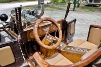 Отделка дубом немного напоминает седушку от унитаза,а так норм.