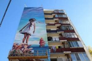 Странная какая то акция.  
1. Архитектурно чужеродно,  может где то в спальном районе  на панельке  как то бы смотрелось.  Но этом доме не к месту.  
2. Арт тоже странный  никакого художественного замысла особо не видно.  просто неразборчивые  каракули на чёрном фоне. 
3. Увековечивание памяти пропавших детей объектом уличной культуры (являющейся одной из причин их пропажи) тоже  странная идея.