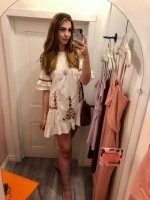 Мой рост 190,5 см, и я выше дверного косяка

Ага... при этом фотографируется на каблуках. Сколько там? 5-10 сантиметров каблук?