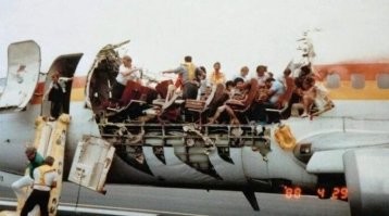 Кстати, к первому фото - "28 апреля 1988 г.: Крышу самолета Aloha Airlines снесло в воздухе на высоте 730 метров..." - тоже есть фильм - "Жёсткая посадка" (1990). Правда он телевизионный, но для своего времени очень не плох.