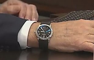 Путин "проголосовал " "онлайн" на выборах, а часы показывают 10 сентября. Консерва для народа.