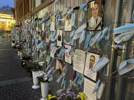 Это стена памяти врачей, заразившихся и погибших от ковида при исполнении. В Питере. Снимок сделан год назад
