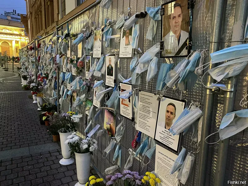 Это стена памяти врачей, заразившихся и погибших от ковида при исполнении. В Питере. Снимок сделан год назад