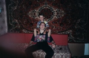 На плечах брательник.
Футболка каннибалов была довольно большая на меня. Сейчас, думаю, была бы как раз.