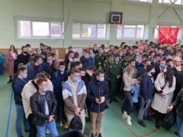 «Уважаемые избиратели! В связи с тем, что бюллетени для голосования уже закончились, принято решение отменить выборы в субботу и воскресенье»

По данным движения «Голос» в первый день было зафиксировано более 1937 нарушений. Тех, что смогли зафиксировать.

Это по количеству.

А по качеству   от сейфов с двойным дном или двумя дверями до открытых мордобоев. С толпами военных и бюджетников, каруселями, полицией, вбросами пачками и прочими привычными мелочами.