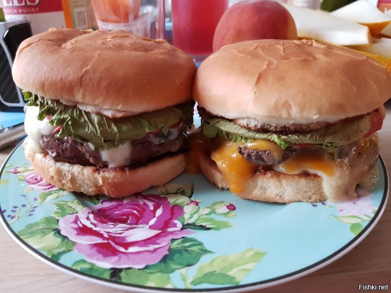 Забавно, что фото с телефона вставляются спокойно. Ни разу на фишках с компа не сидел. Вот вам нейтральных самодельных бургеров.