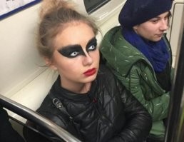 Лицо девушки, увидевшей эту коробку