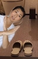 чего эти тапочки только не повидали а тебе их дают.