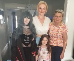 А что у Пугачевой с нижней губой?