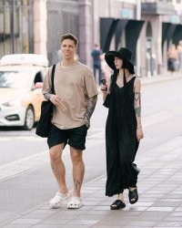 Я уверен на 365% что у всех этих "модников" обязательно должна быть наколка на теле где-нибудь, вот это желание выделится, показатель проблем. Психических, психологических, проблем самооценки. 
У развитого человека, знающего свою роль в жизни, реально оценивающего свои таланты и возможности, нет необходимости выделоваться, чтобы привлекать внимание.